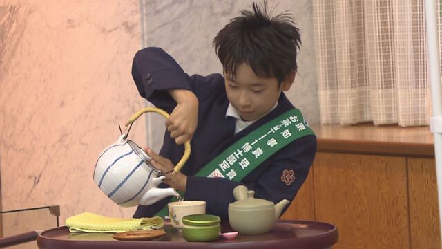 お茶の大会「Ｔ１グランプリ」優勝　小学４年生が知事に新茶振る舞う