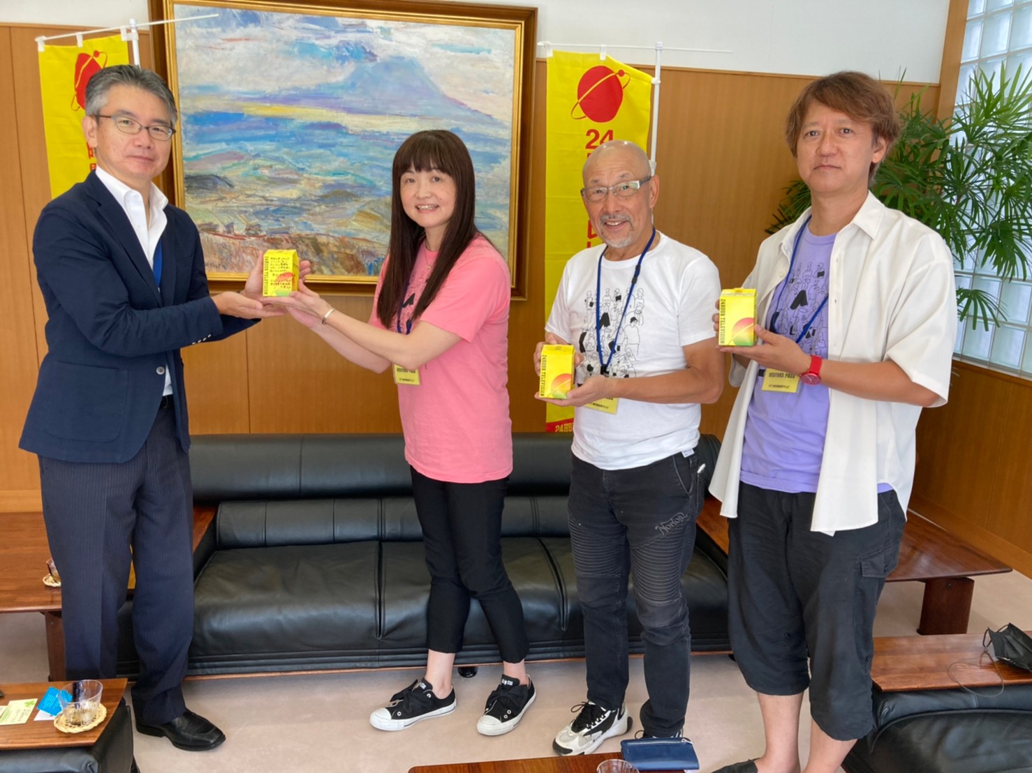 ぶんぶんハートフェス実行委員会が募金を贈呈